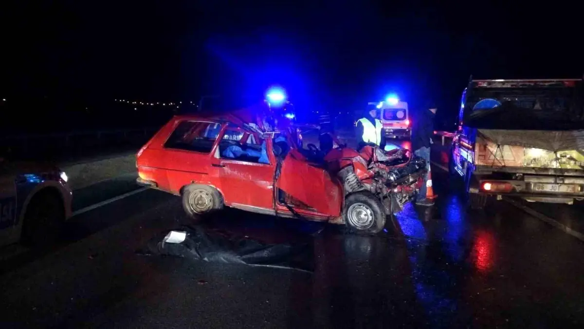Tokat'ta kamyona arkadan çarpan araçta 2 kişi hayatını kaybetti