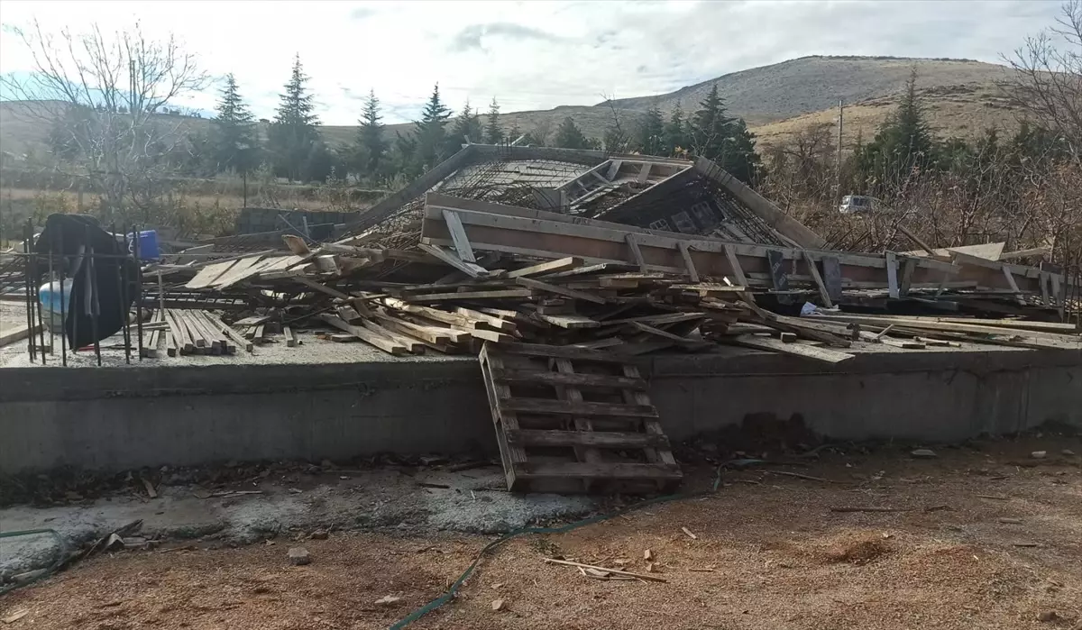 Kayseri'de İnşaat İskelesi Çöktü: 3 İşçi Yaralandı