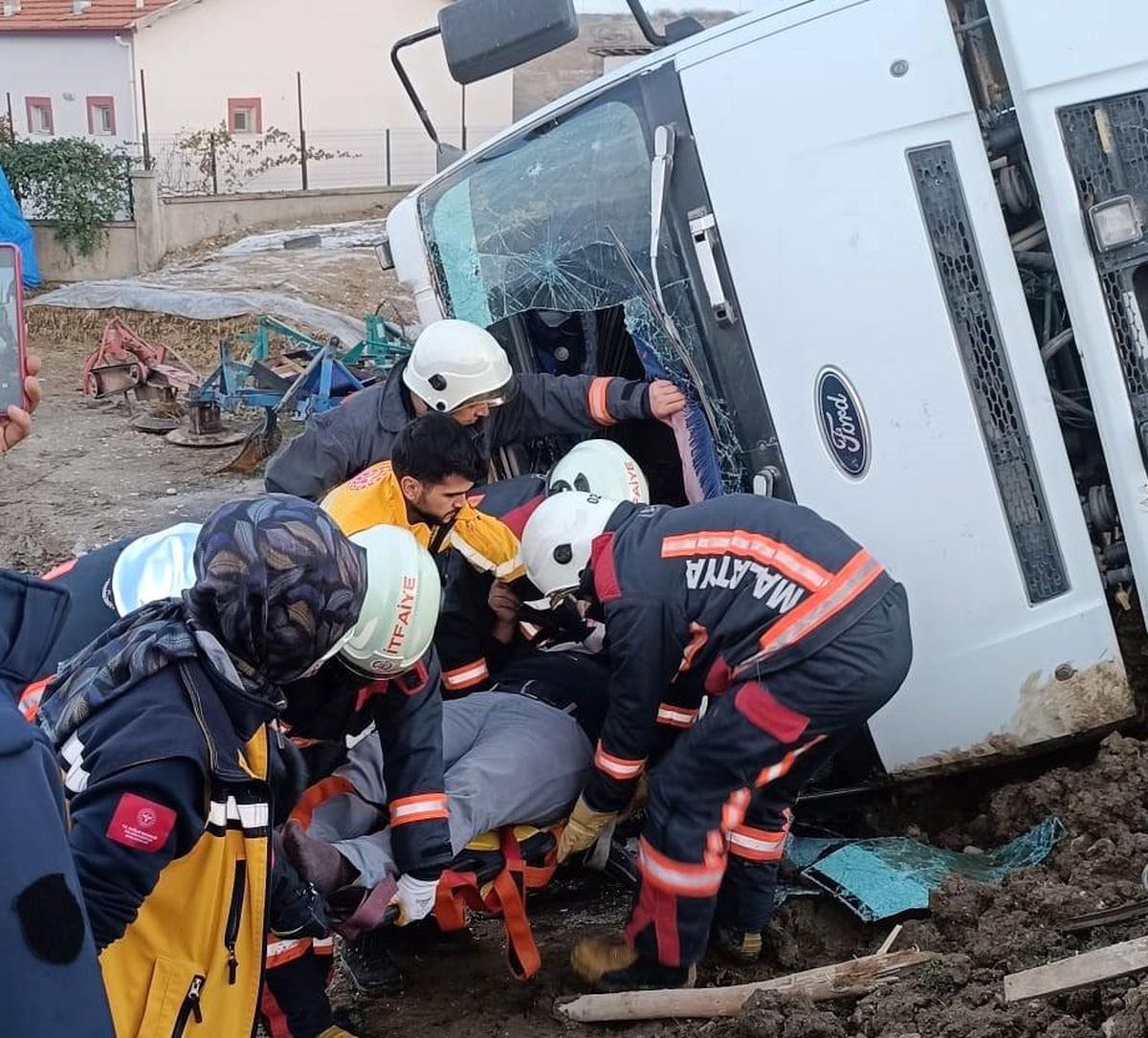 Malatya'da hafriyat taşıyan kamyon devrildi, 1 kişi yaralandı