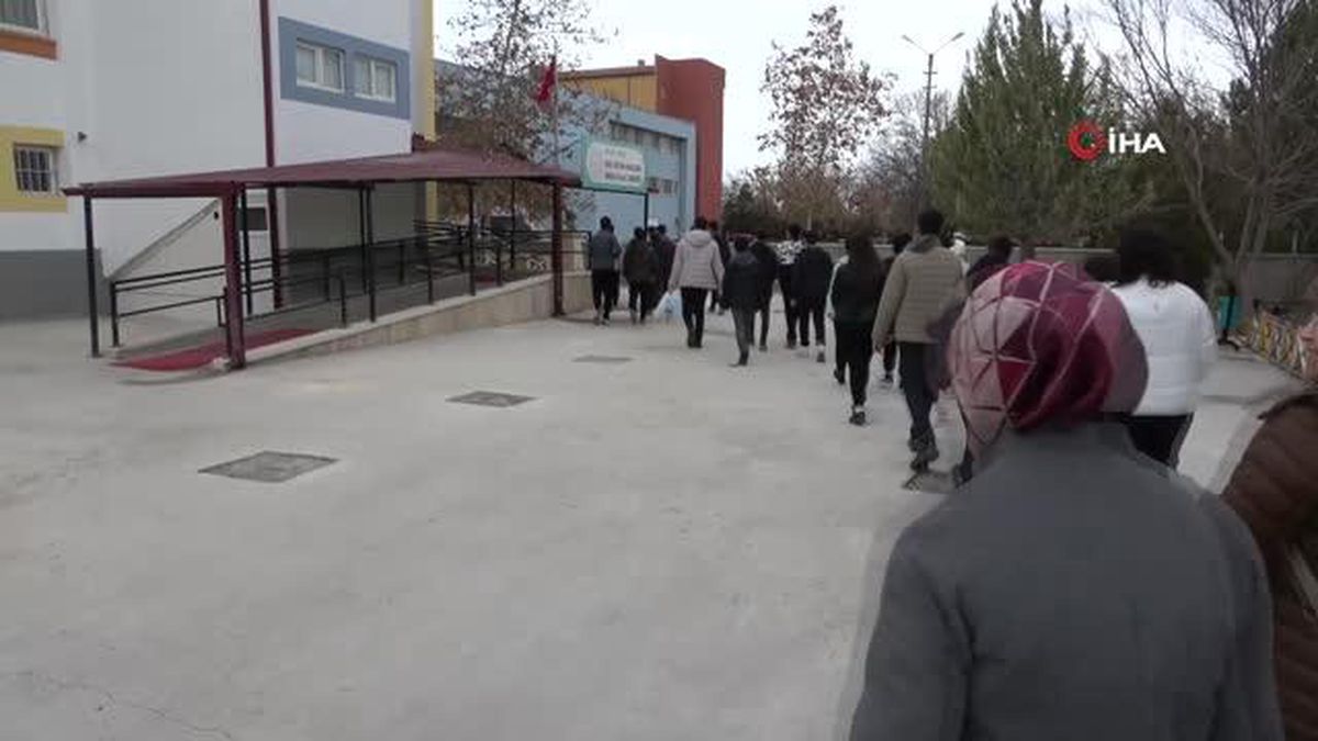 Lise öğrencileri özel öğrencilerle temizlik yapıp oyunlar oynadı