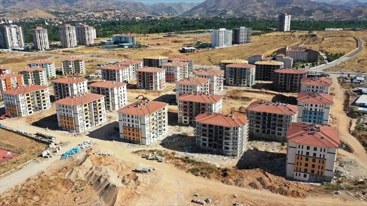 Malatya'da depremzedeler için konutların içme suyu isale hattı çalışmaları başladı