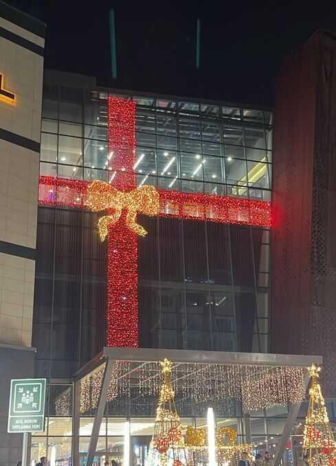Tartışma konusu olan Rize'deki AVM'nin süslemesi düzenlendi Tartışma konusu olan Rize'deki AVM'nin süslemesi düzenlendi