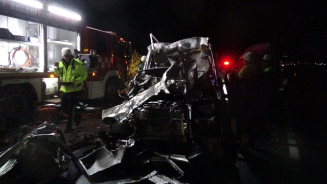 Tokat'ta seyir halindeki minibüs kamyona arkadan çarptı! 5 kişi hayatını kaybetti