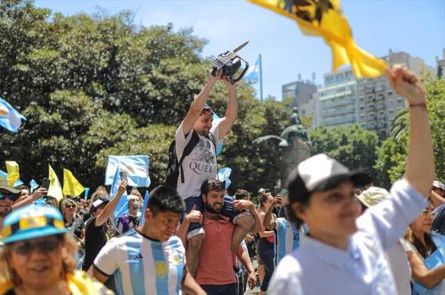 Arjantin'de Javier dönemi resmen başladı! Halka seslendiği ilk konuşmasında 'Para yok' dedi