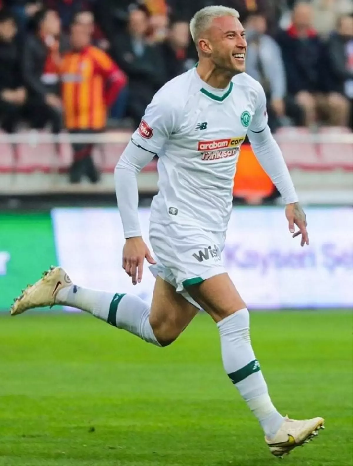 Beşiktaş, savunma hattını güçlendirmek için Kosta Rikalı stoperi hedefliyor