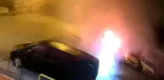 Fatih'te İki Otomobil Alev Alev Yandı