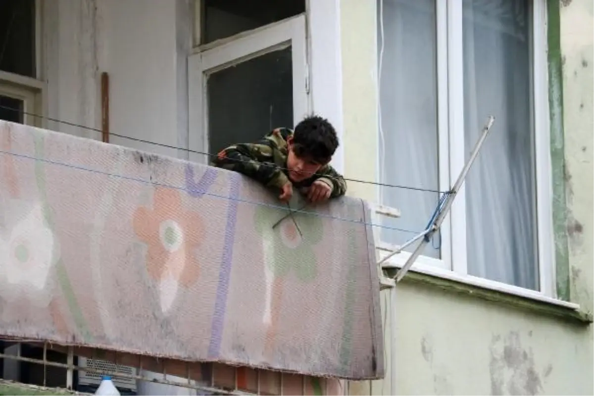 Antalya'da Anahtarı İçeride Unutan Çocuk Mahsur Kaldı