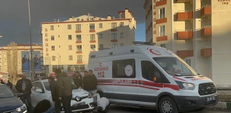 Kars'ta Yaya Geçidinde Otomobilin Çarpması Sonucu Yaralanan Anne ile Kızı Hastaneye Kaldırıldı