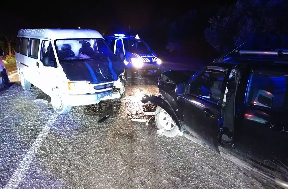 Akhisar'da kafa kafaya çarpışan otomobillerde 7 kişi yaralandı