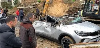 Sarıyer'de İstinat Duvarı Çöktü, 4 Araç Pert Oldu