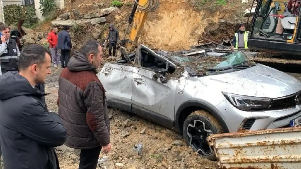 Sarıyer'de İstinat Duvarı Çöktü, 4 Araç Pert Oldu