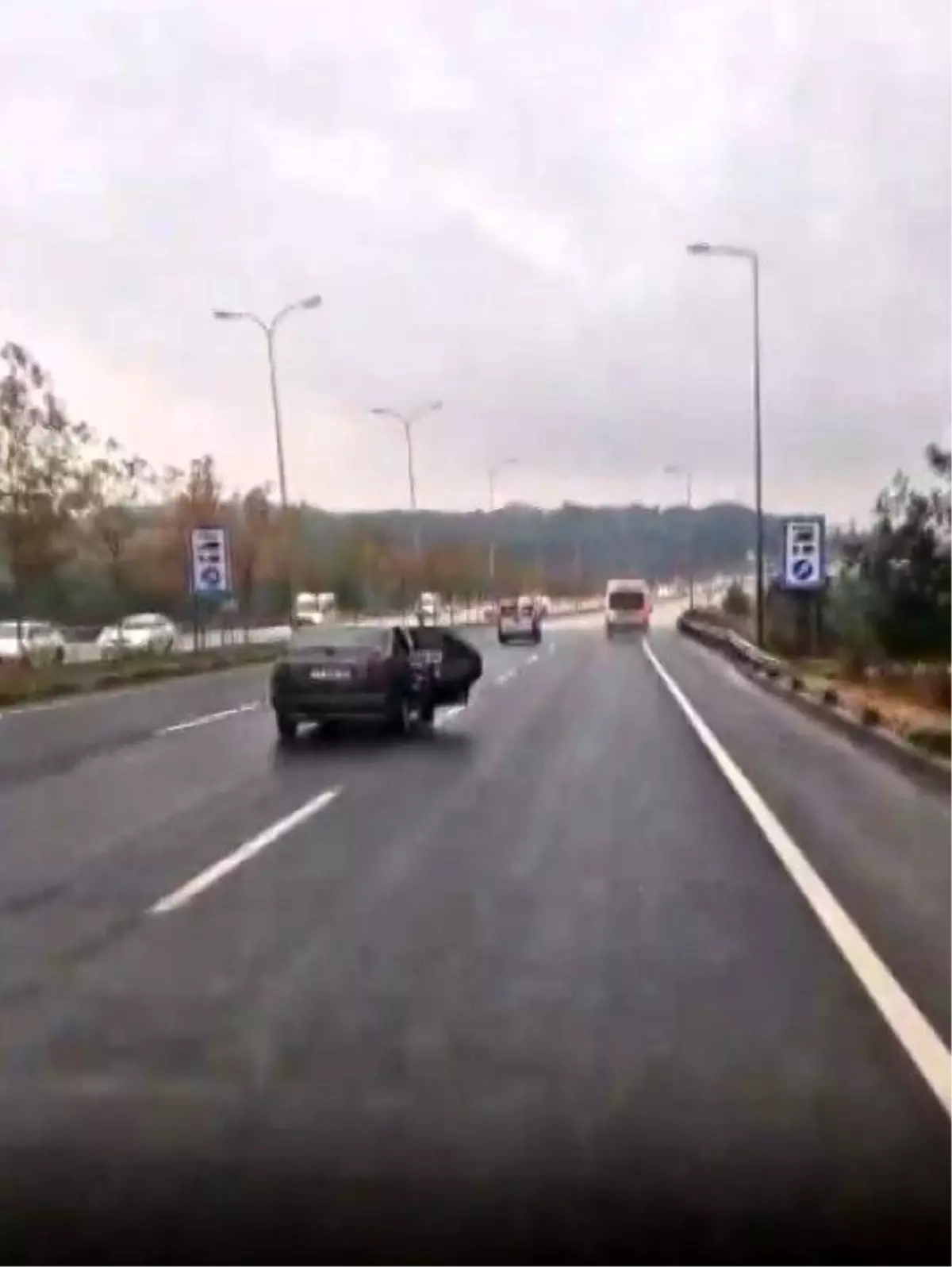 Gaziantep'te Yük Taşıyan Otomobilin Açık Kapısı Tehlike Yarattı