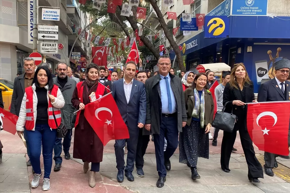 Alaşehir'de Kitap Okuma Farkındalık Yürüyüşü ve Okur-Yazar Buluşması Düzenlendi