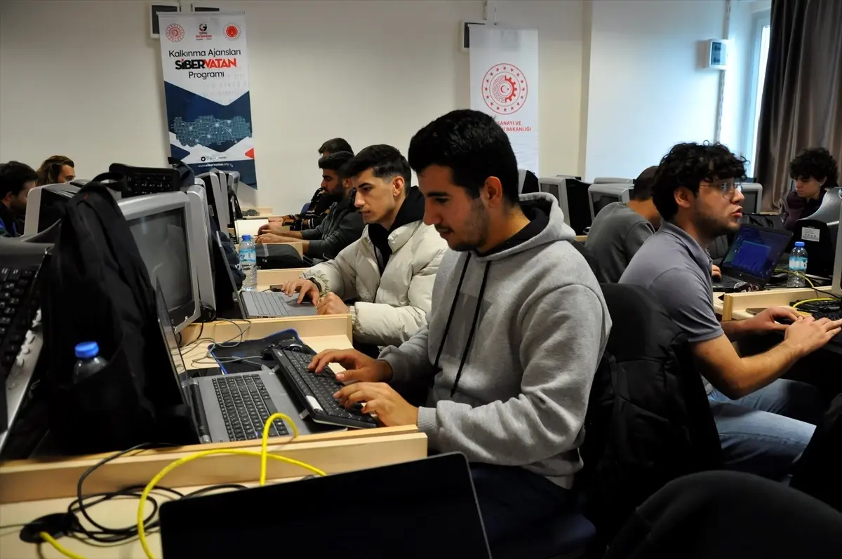 Antalya'da 'Siber Vatan' programı kapsamında öğrencilere eğitim verildi