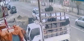 Arnavutköy'de otomobil duvara çarptı, sürücü kurtarıldı