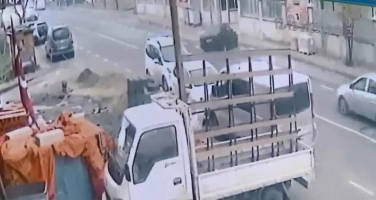 Arnavutköy'de otomobil duvara çarptı, sürücü kurtarıldı