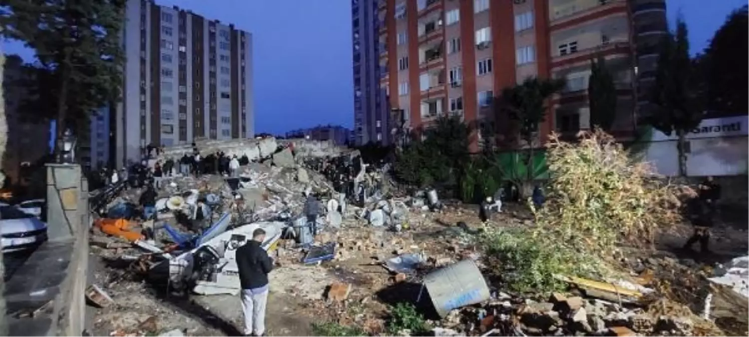 Zeray Apartmanı'nın ayakta kalan A blok sakinleri evlerine döndü