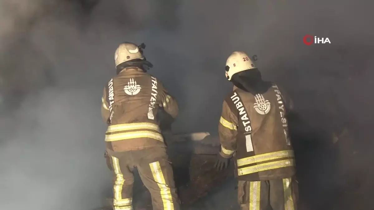 Beyoğlu'nda 3 Katlı Ahşap Evde Çıkan Yangında 1 Kişi Hayatını Kaybetti