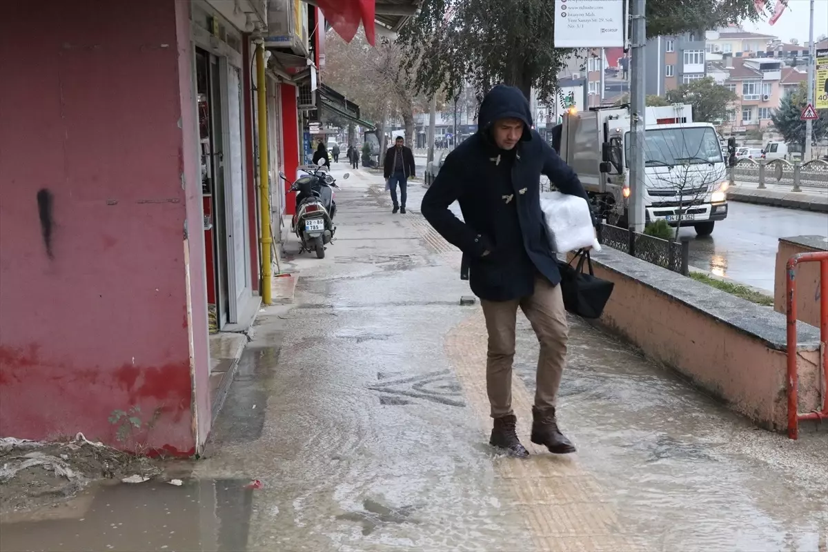 Edirne'de Patlayan Borudan Çıkan Su Sokakları Bastı