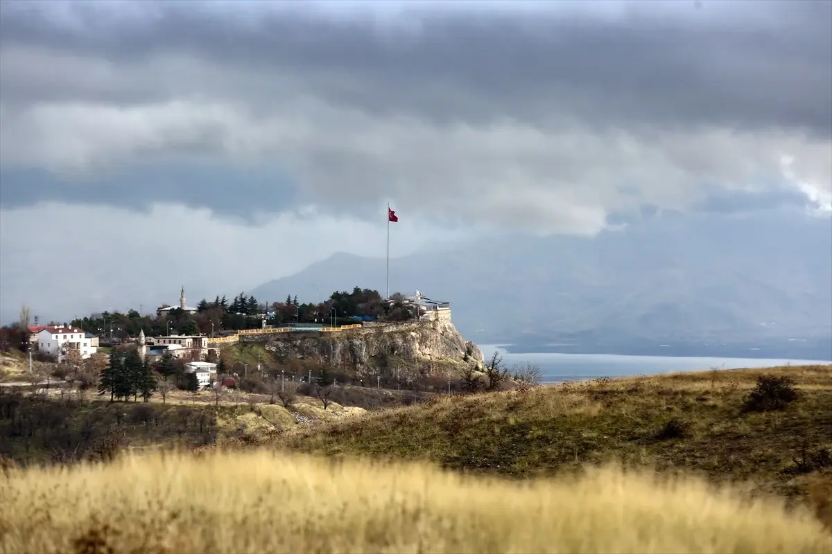 Elazığ'da yağmur bulutları ve sis tarihi Harput Mahallesi'nde güzel görüntüler oluşturdu