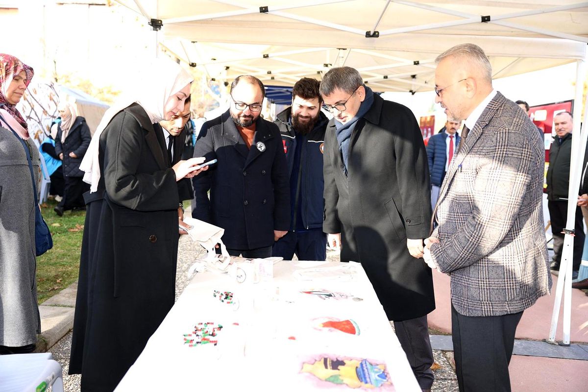 Gazze İçin Hayır Çarşısı'nda Filistinli Öğrencilerden Sadece Dua İstendi