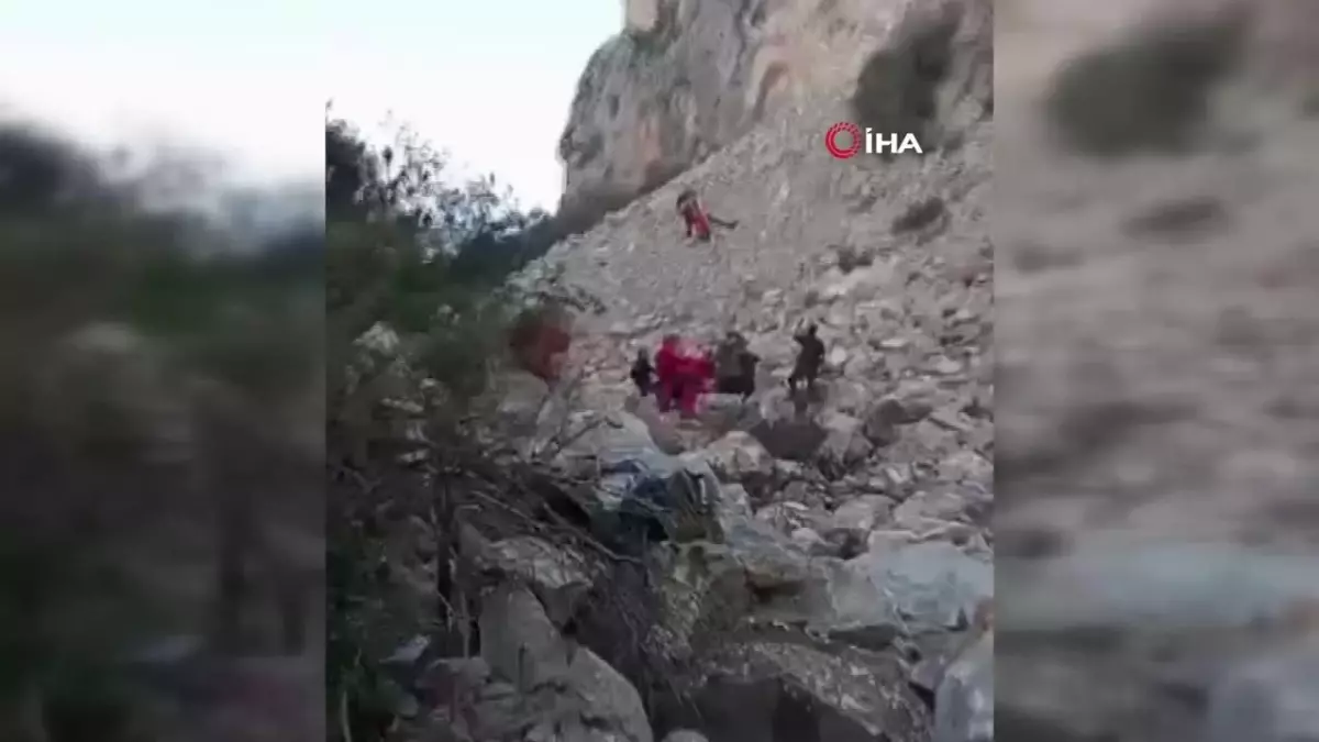 İzmir'de Dağda Mahsur Kalan Kişi Helikopterle Kurtarıldı