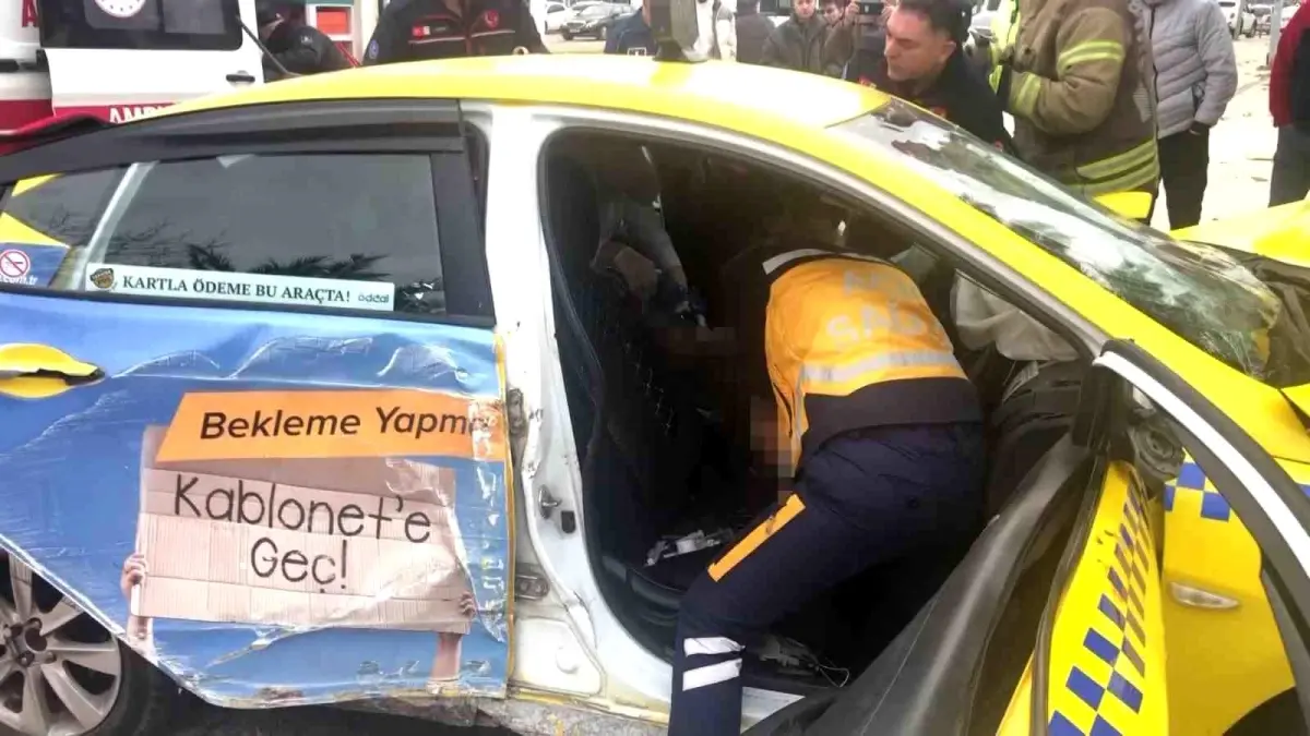 Maltepe'de Ticari Taksi Kaza Yaptı: Şoför ve Yolcu Yaralandı