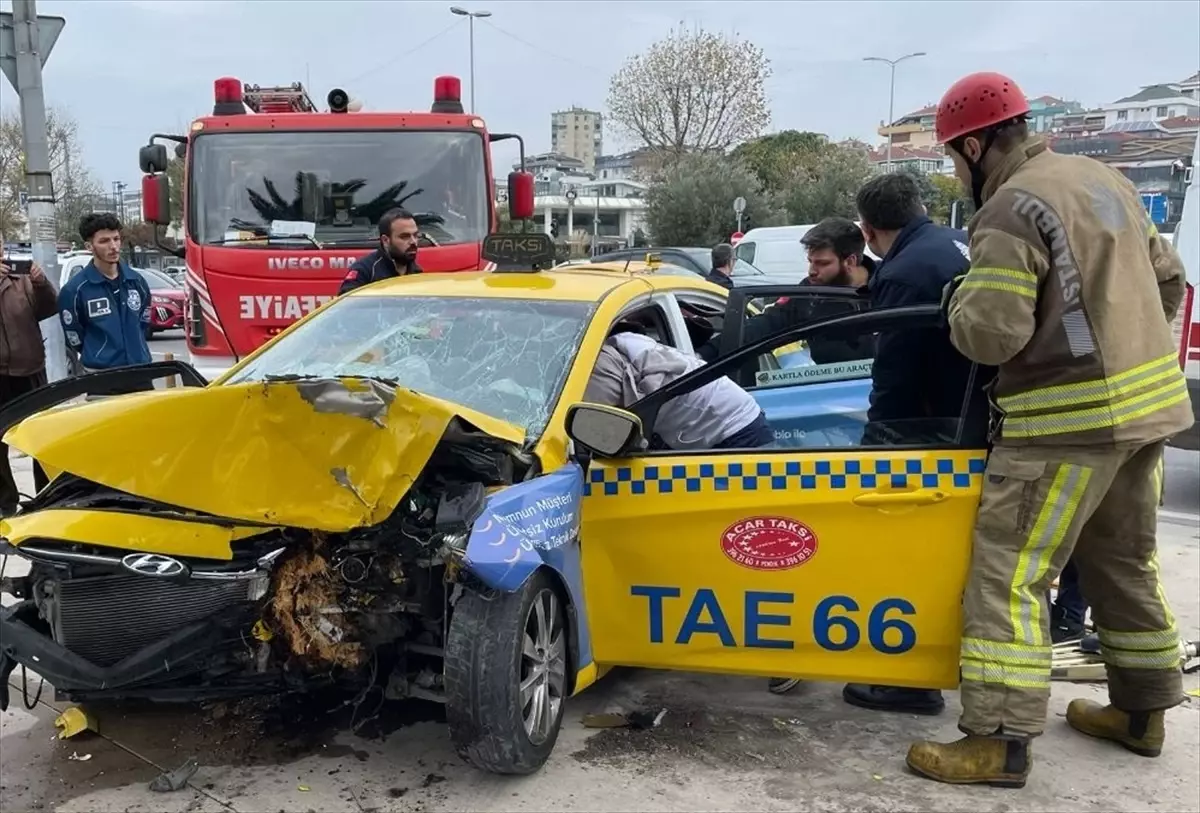 Maltepe'de taksinin ağaca çarpması sonucu sürücü ve yolcu yaralandı