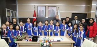 Ortaokul hentbol takımı oyuncularından 19 Mayıs Belediye Başkanı Topaloğlu'na ziyaret