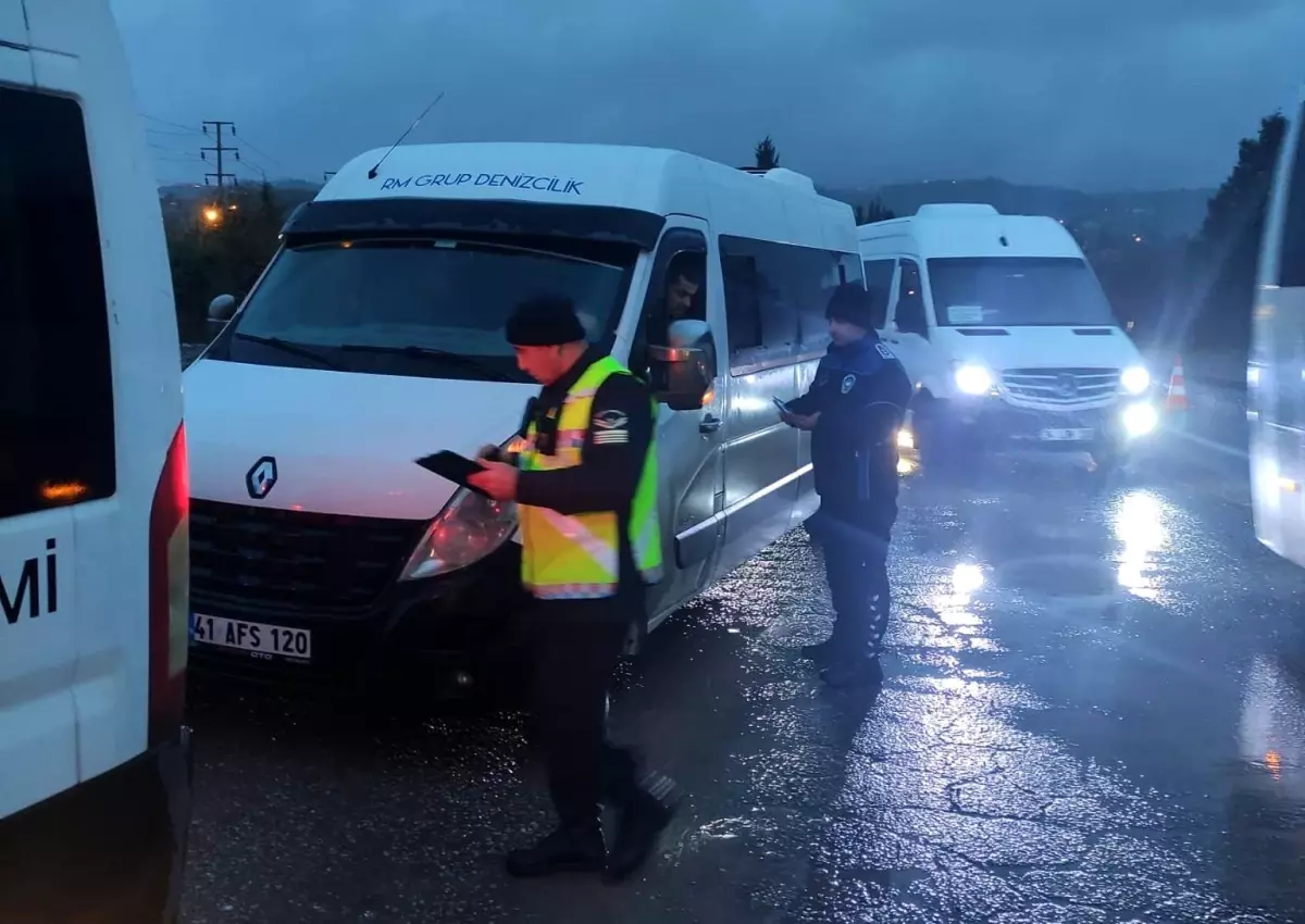 Altınova'da servis araçları denetlendi