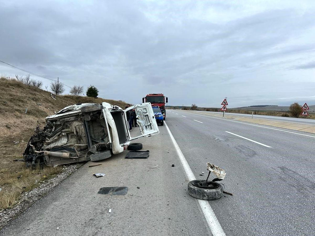 Afyonkarahisar'da Kamyonet Şarampole Devrildi, Sürücü Hayatını Kaybetti