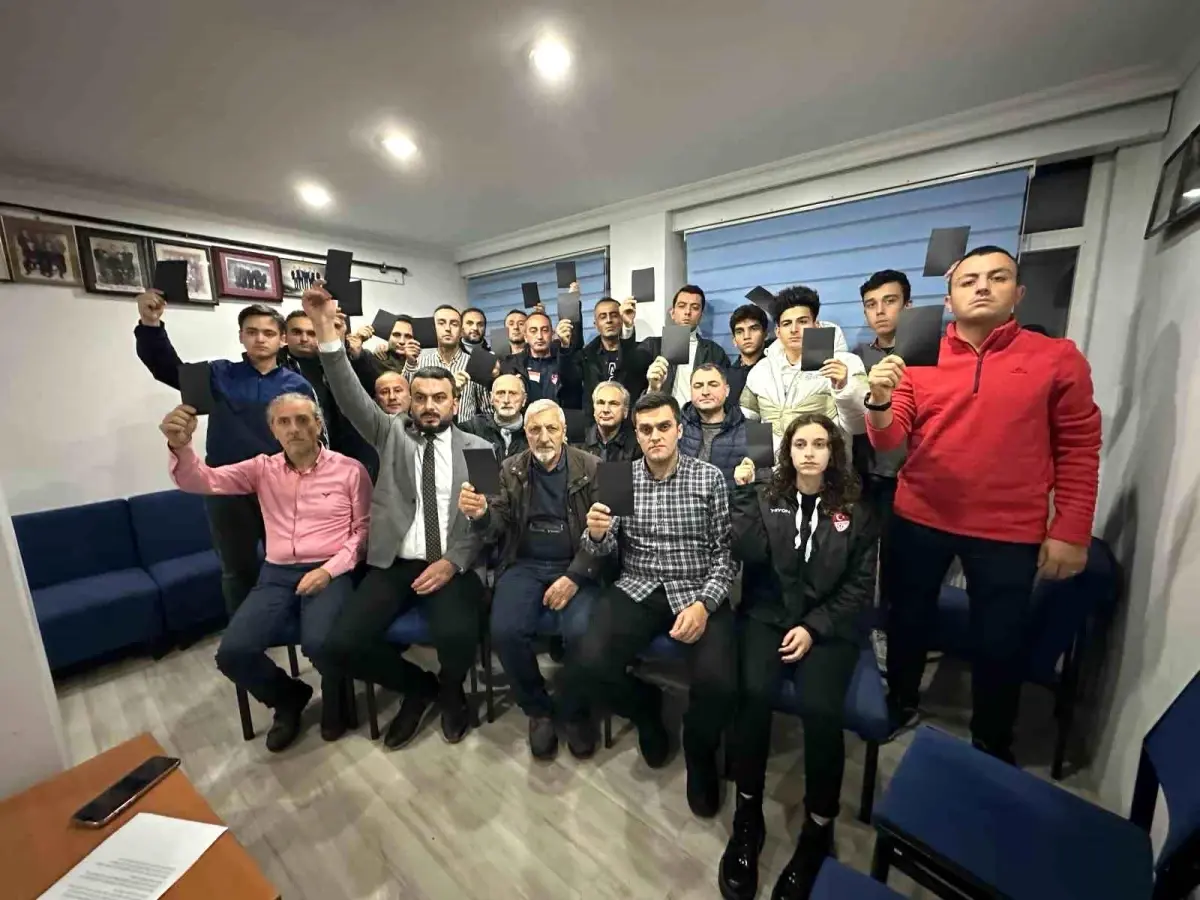 Zonguldak'ta Futbol Hakemlerinden Saldırıya Karşı Siyah Kart Gösterme Eylemi