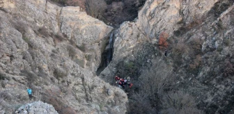 Amasya'da Kayalıklardan Düşen Kişi Helikopterle Kurtarıldı