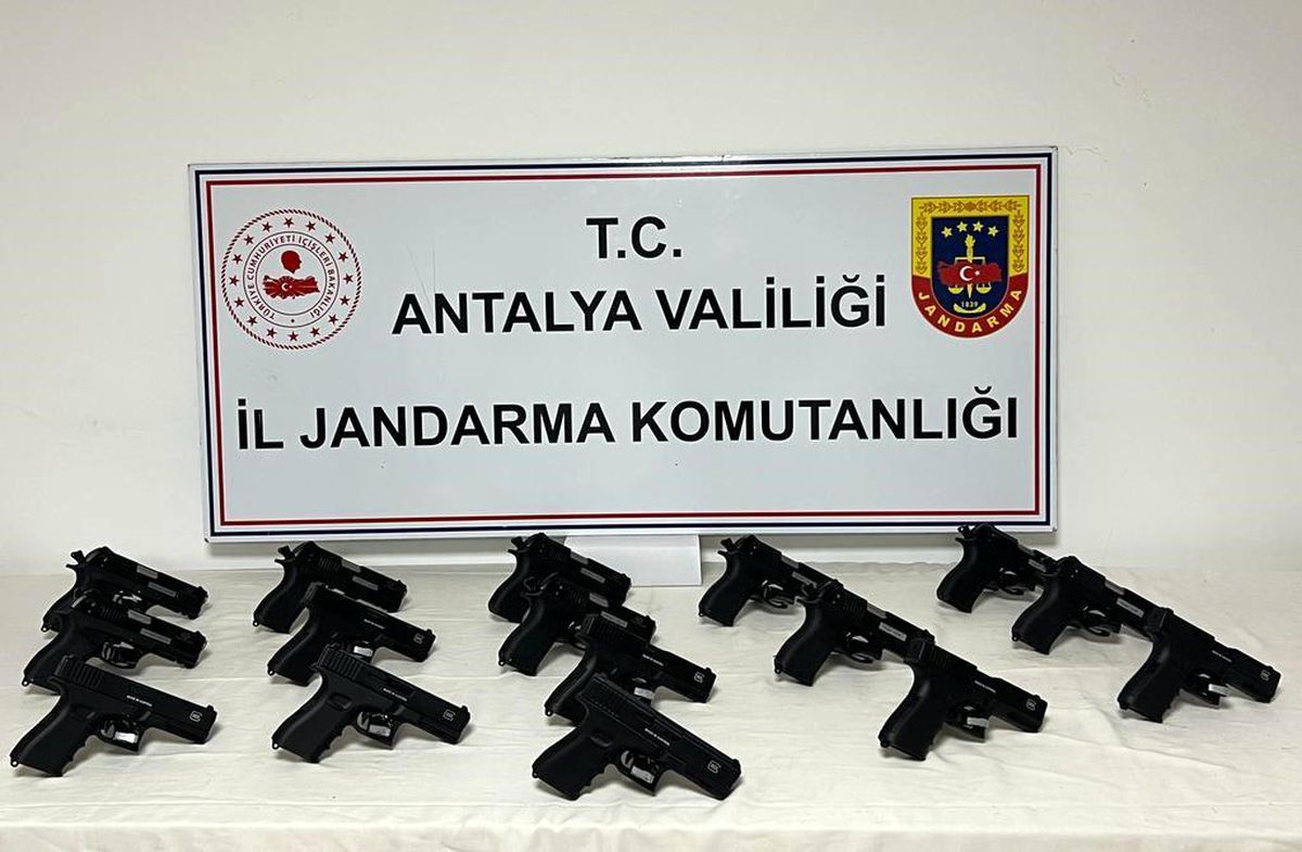 Antalya'da Ruhsatsız Tabanca Operasyonu: 16 Tabanca Ele Geçirildi