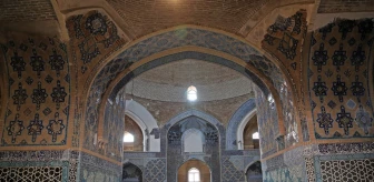 İran'daki Gök Mescid, Mavi Çinileriyle Tarihi Bir Yapı
