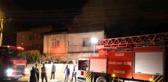 Elazığ'da çatı yangını itfaiye ekipleri tarafından söndürüldü