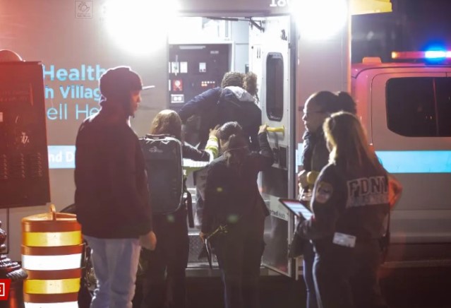 Eski ABD Başkanı Donald Trump, ifade verdiği adliyeden çıktıktan bir kaç saat sonra adliye binası kundaklandı. Yangında 17 kişi yaralandı