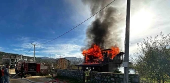 Bursa'da Umurbey Mahallesi'nde İki Katlı Evde Yangın Çıktı