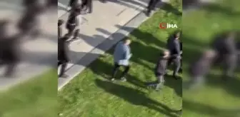 Genç kızı taciz ettiği iddia edilen şüpheli şahsa meydan dayağı kamerada