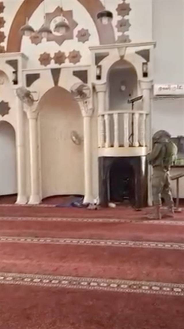 İsrail askerleri Batı Şeria'da bir camiyi işgal edip Yahudi duası okudu