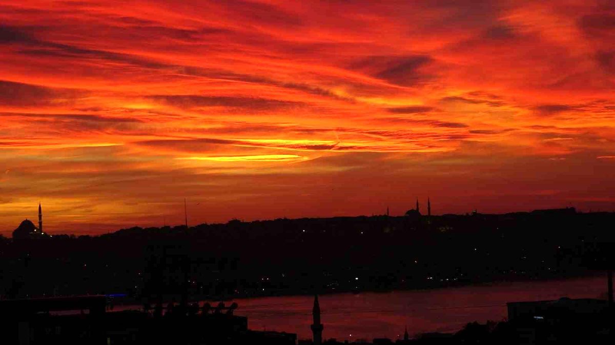 İstanbul'da gün batımında gökyüzü kızıla boyandı, ortaya mest eden manzara çıktı