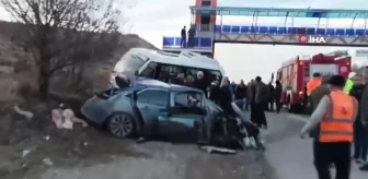 Ankara'da Yolcu Midibüsü ile Otomobil Çarpıştı: 20 Kişi Yaralandı