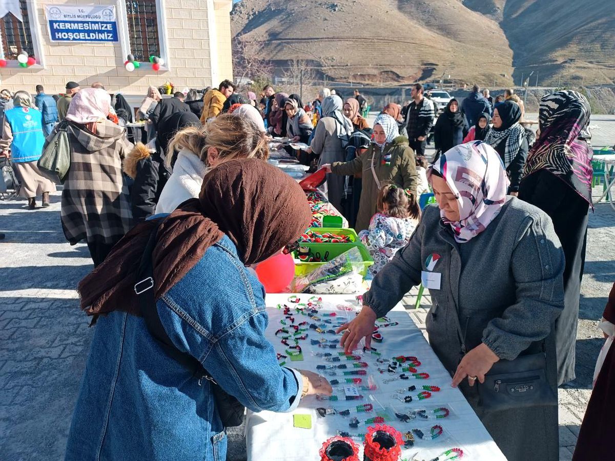 Bitlis Müftülüğü öncülüğünde Filistin halkı için hayır çarşısı açıldı