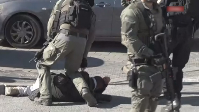 İsrail polisi, Mescidi Aksa'da bir basın mensubunu öldüresiye dövdü