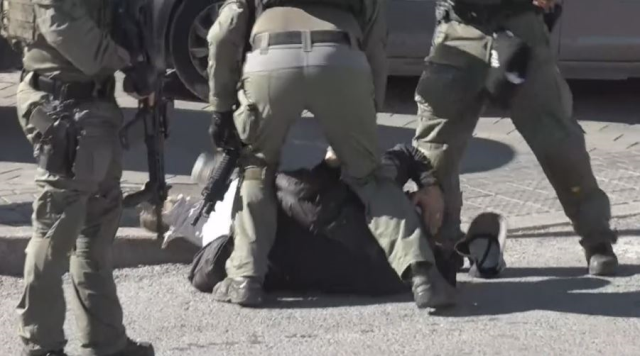 İsrail polisi, Mescidi Aksa'da bir basın mensubunu öldüresiye dövdü