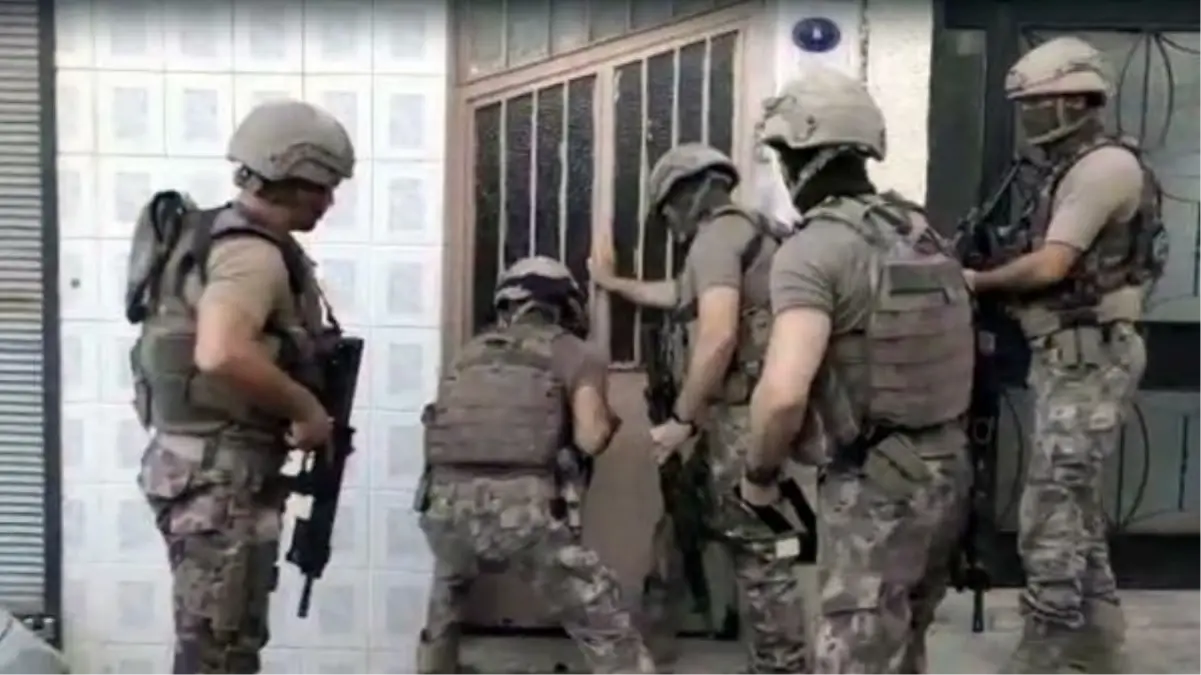 İzmir'de DEAŞ Bağlantılı 3 Suriyeli Gözaltına Alındı