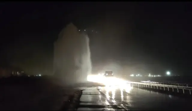 Mardin'de içme suyu boru hattı patladı, cadde su altında kaldı Mardin'de içme suyu boru hattı patladı, cadde su altında kaldı