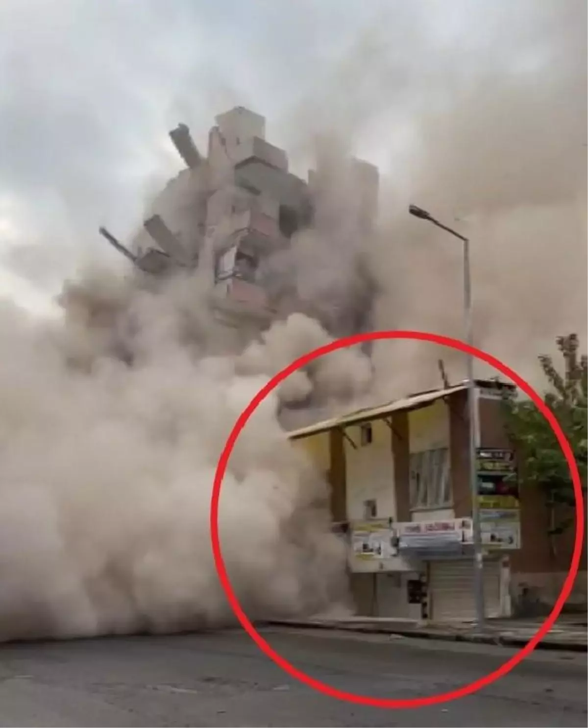 Diyarbakır'da Deprem Sonrası Bina Yıkımı Sırasında Çökme