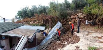 Antalya'da sağanak yağmur sonrası istinat duvarı çöktü, evler ve seralar zarar gördü