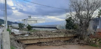 Kumluca'da Sağanak Yağış Sera ve Evleri Su Bastı